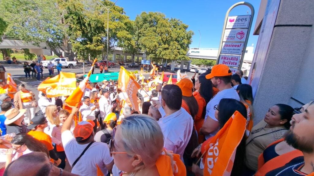 Simpatizantes del Movimiento Ciudadano apoyando a Sandra Martos Lara