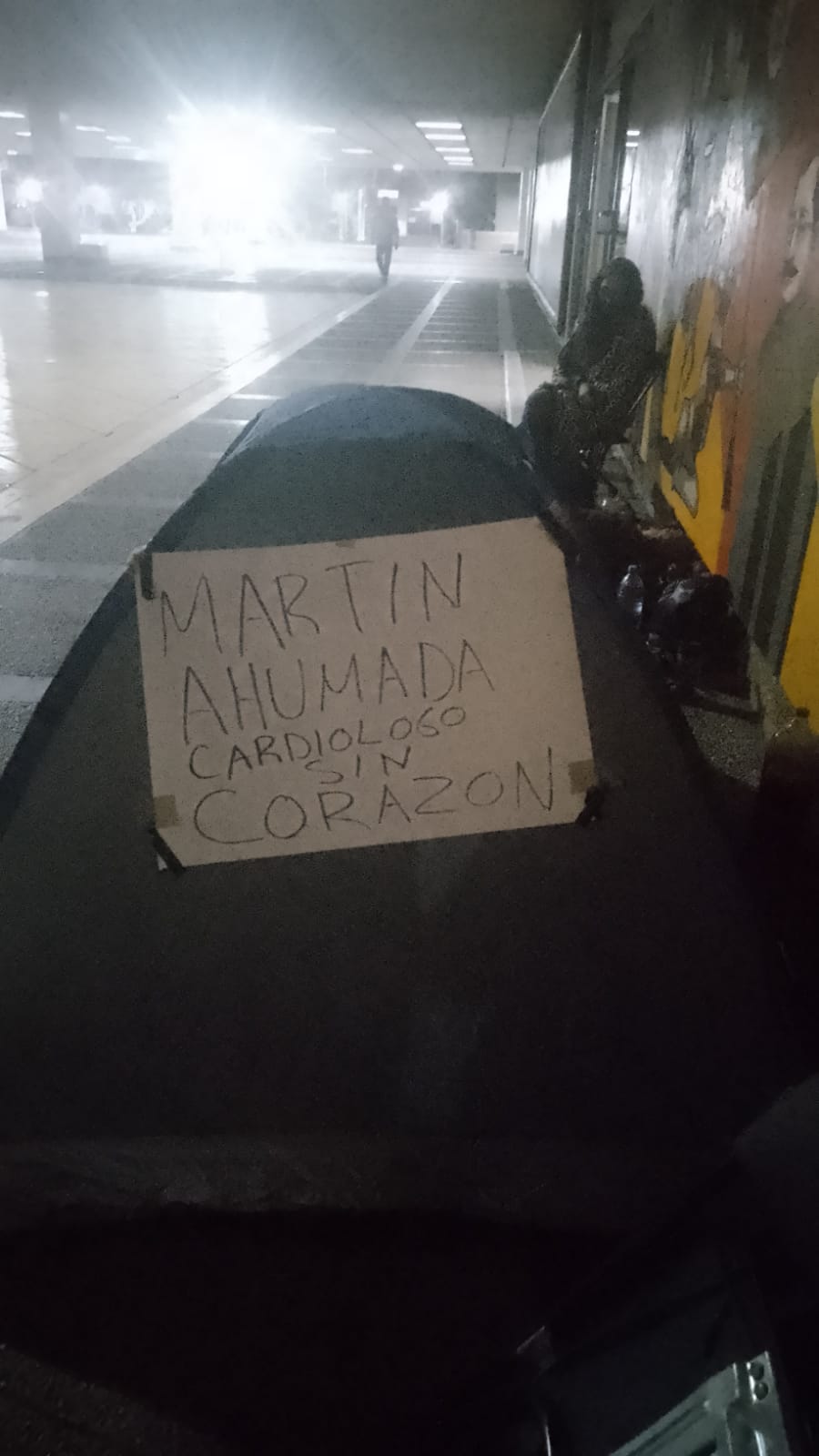 Manifestantes continúan con su huelga de hambre en la explanada del palacio de gobierno estatal, en la ciudad de Culiacán