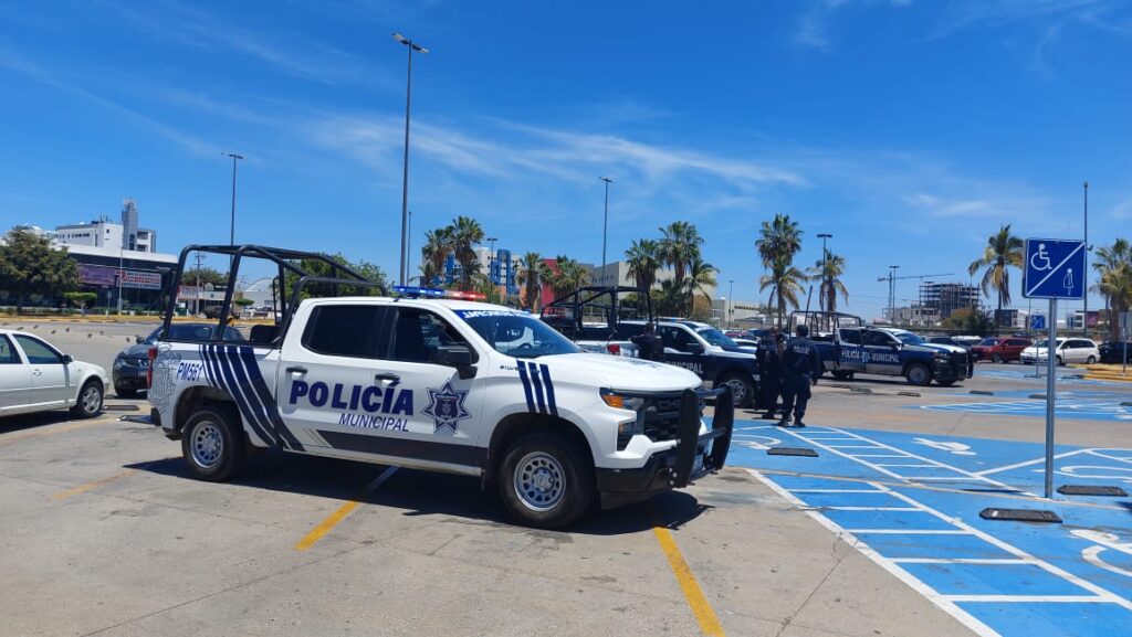 Policía Municipal en estacionamiento