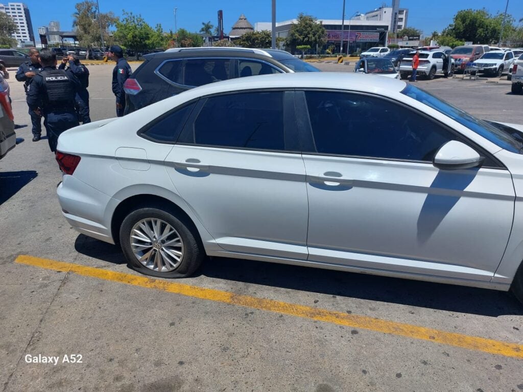 Vehículo Jetta blanco en estacionamiento