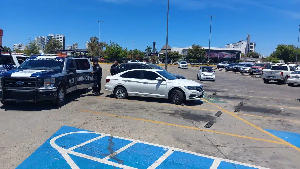 Policía Municipal en estacionamiento