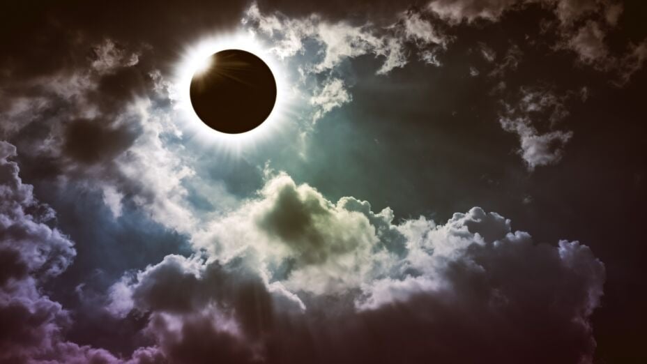 Cielo nuboso con eclipse total de sol