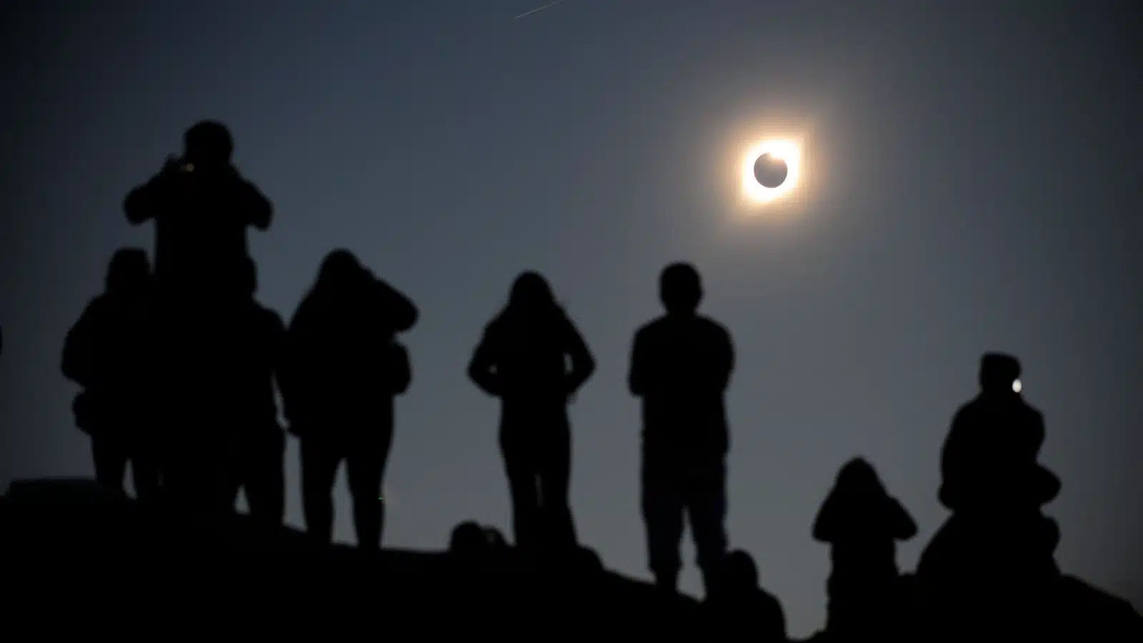 personas observando eclipse solar
