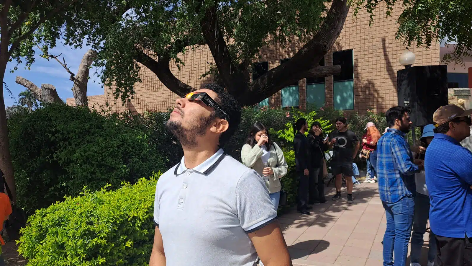 Persona observando el eclipse total de sol