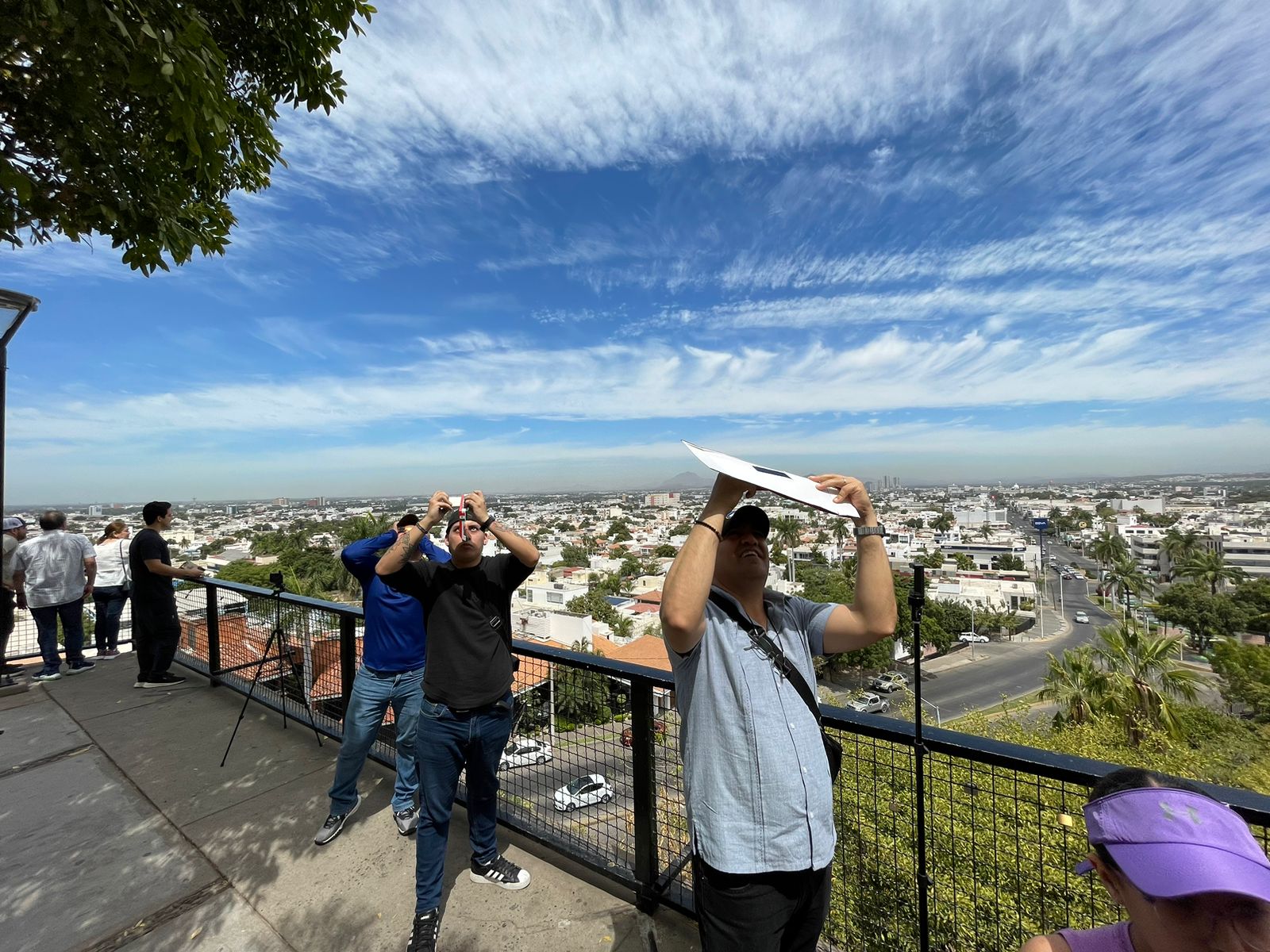 Personas con lentes de eclipse