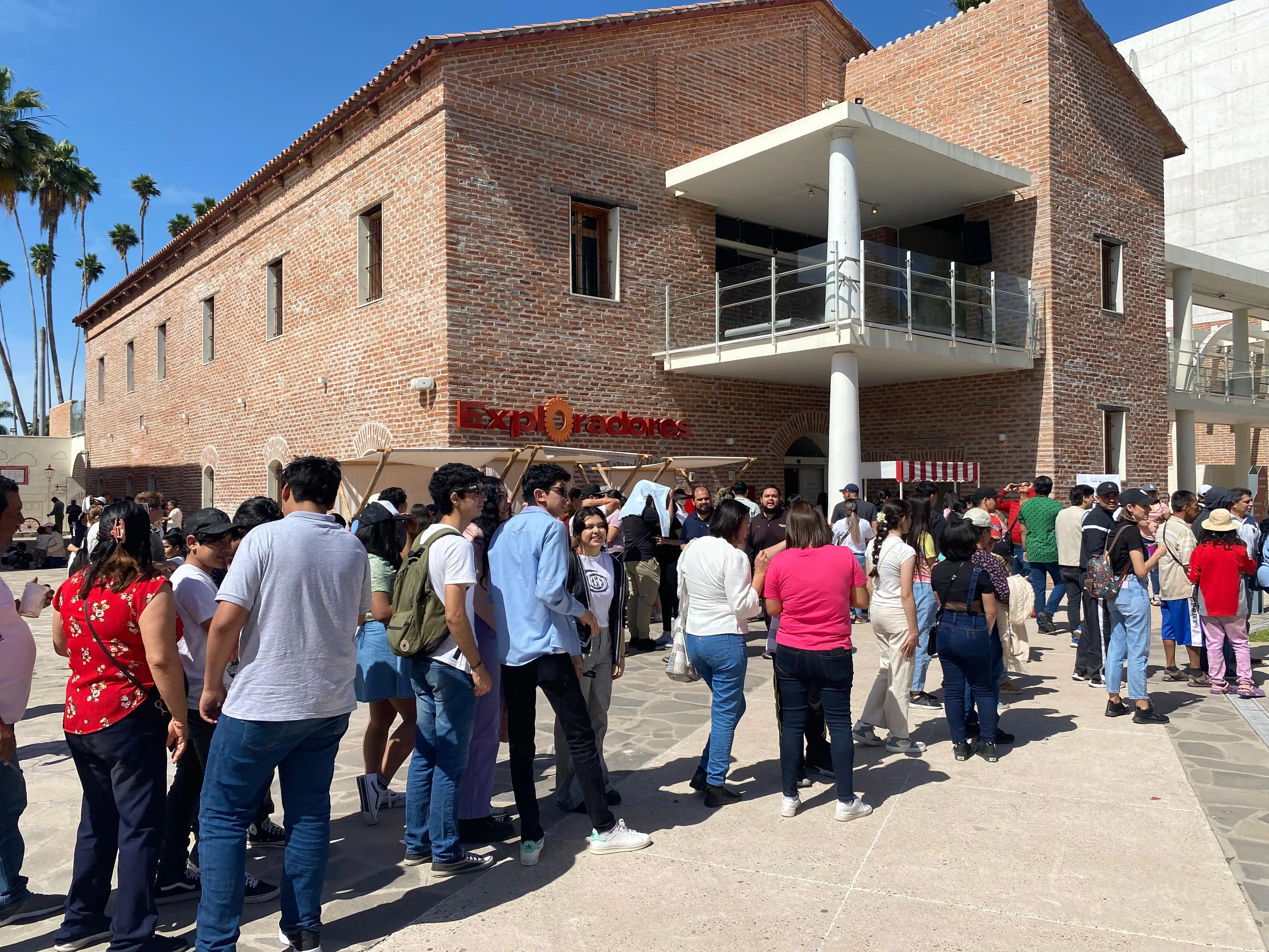 Ahomenses reunidos para observar el eclipse total de sol.