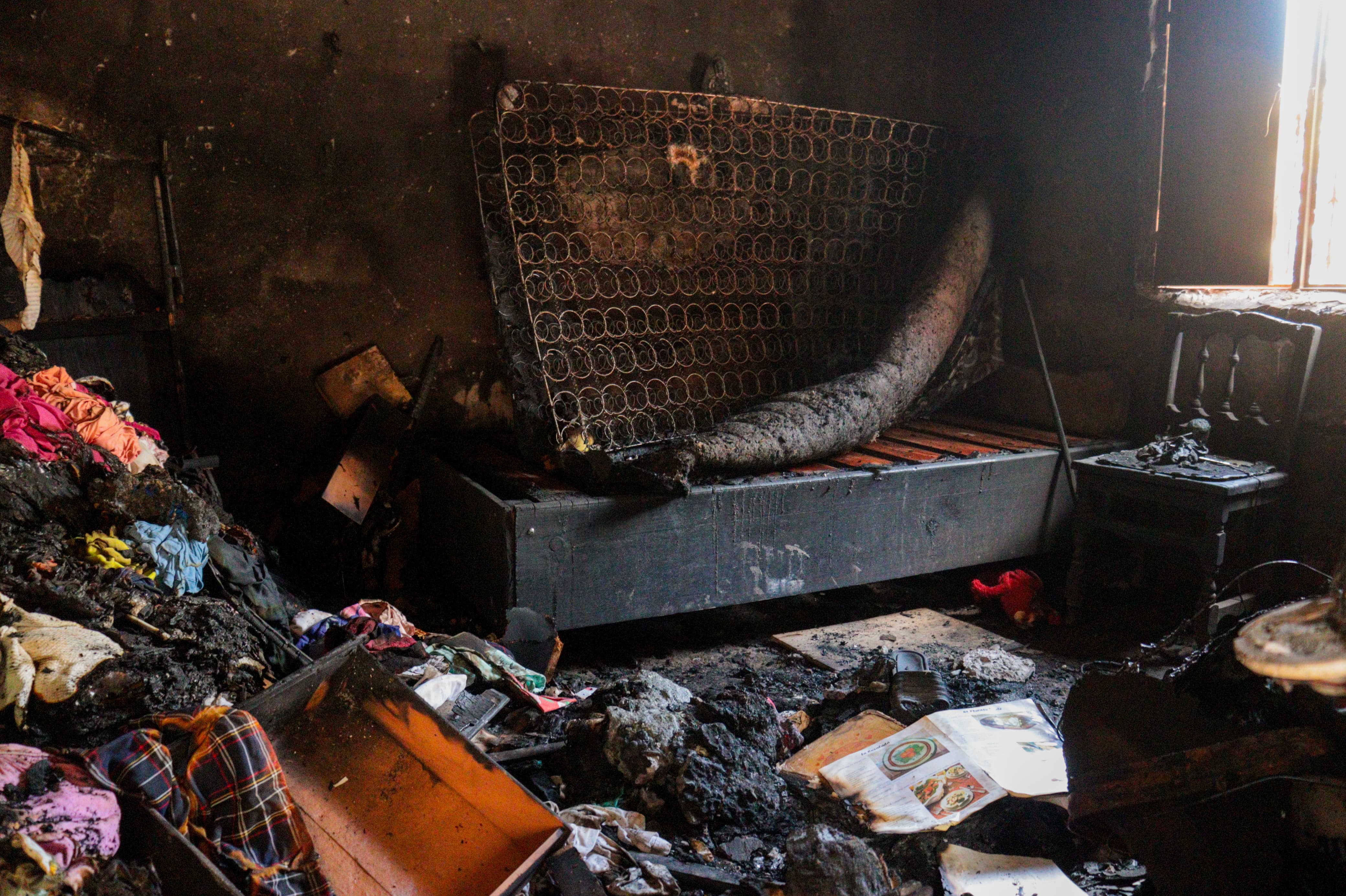 Restos de casa incendiada en El Fuerte