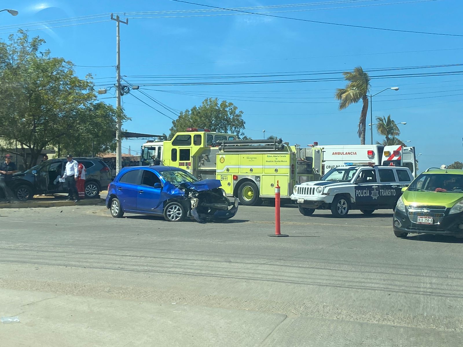Elementos de Bomberos Veteranos Mazatlán de la estación Fovisste y ambulancia en el lugar del accidente.