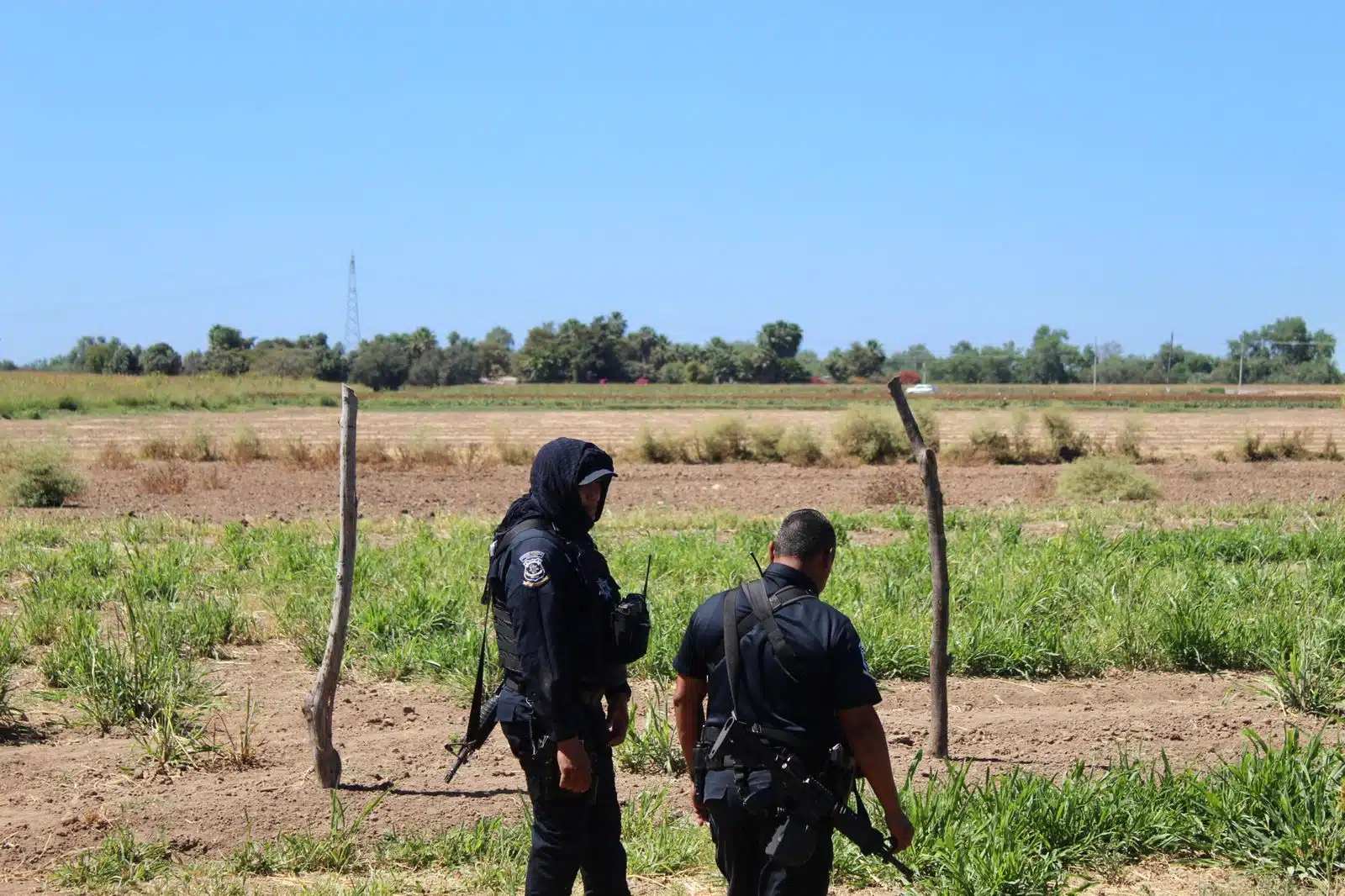 Elementos de la policía municipal en rancho de Alejandro Pimentel, lugar donde fue encontrado sin vida./ Foto: Francisco García