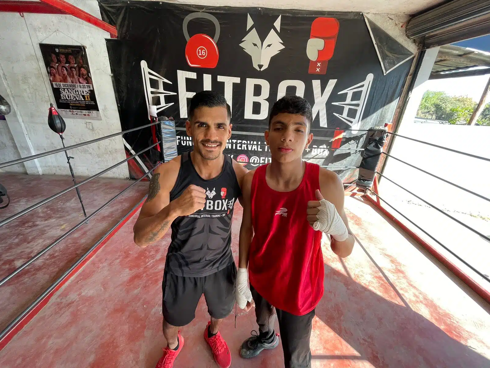 Johan Aceves y el exboxeador profesional Eduardo “Lobito” Rivera