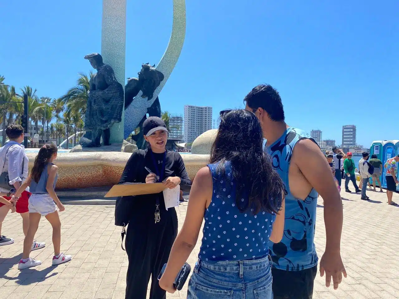 Persona encuestando a turista en playa