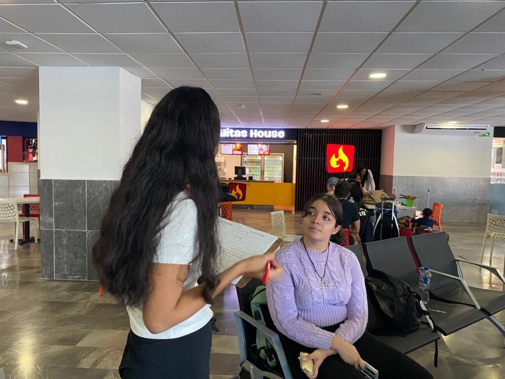 Persona encuestando a turista en central