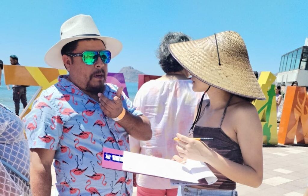 Persona encuestando a turista en playa