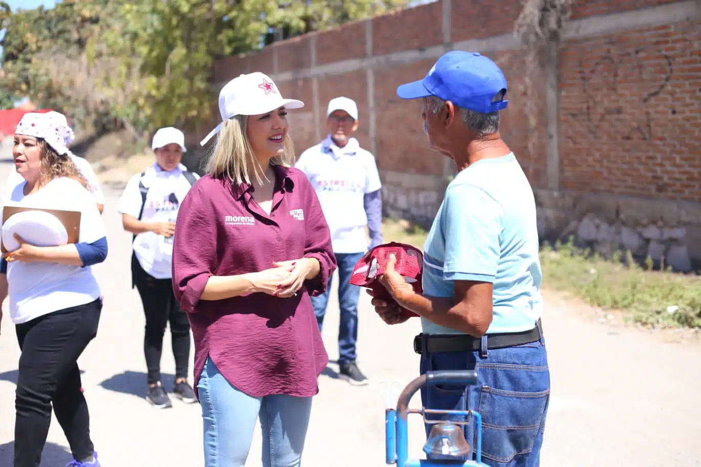 La candidata de Morena a la Presidencia Municipal, Estrella Palacios, recorre las calles de Mazatlán.