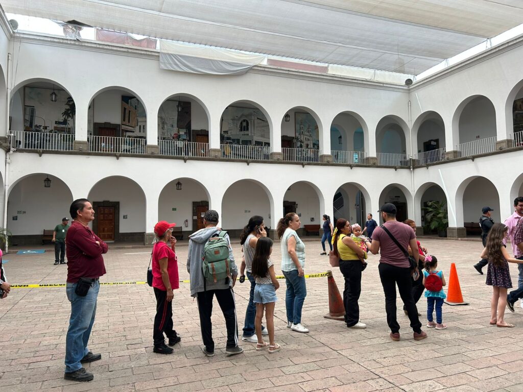 Largas filas en el patio del ayuntamiento de Culiacán 