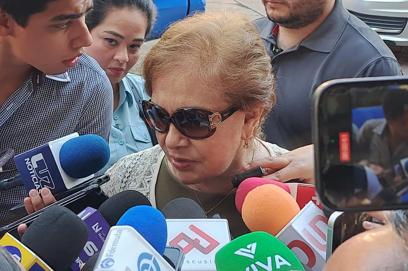 Sara Bruna Quiñónez Estrada con medios de prensa