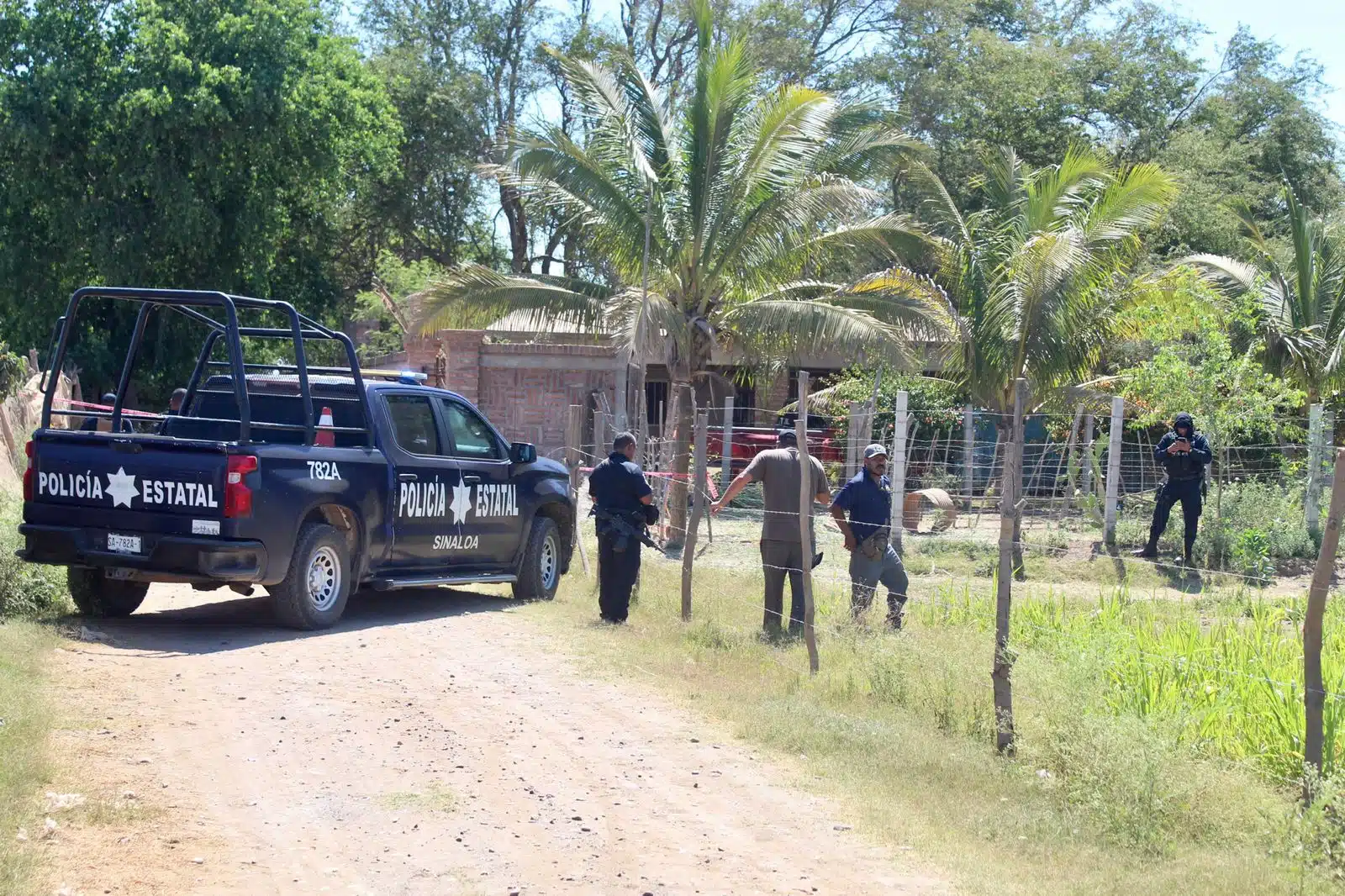 Elementos de la policía municipal en rancho de Alejandro Pimentel, lugar donde fue encontrado sin vida.