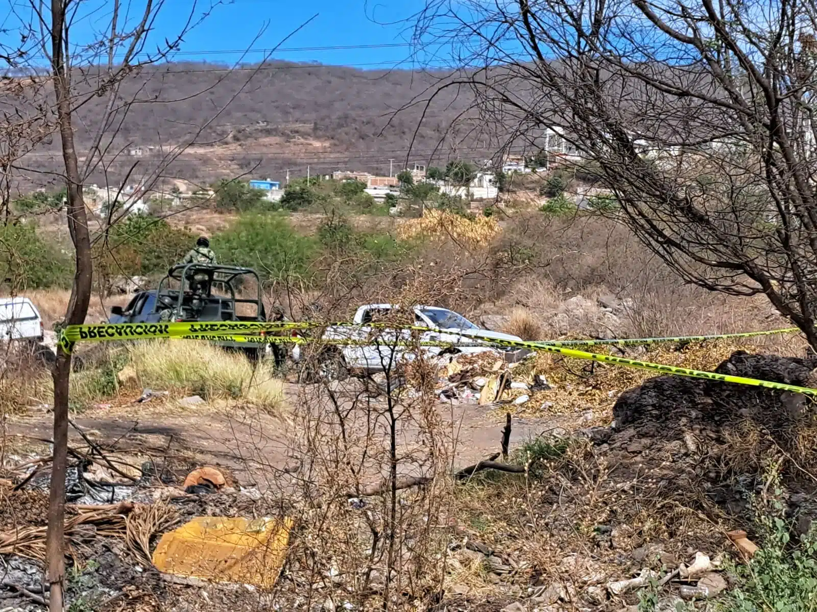 Rastreadoras hallan cuerpo semienterrado en Culiacán.