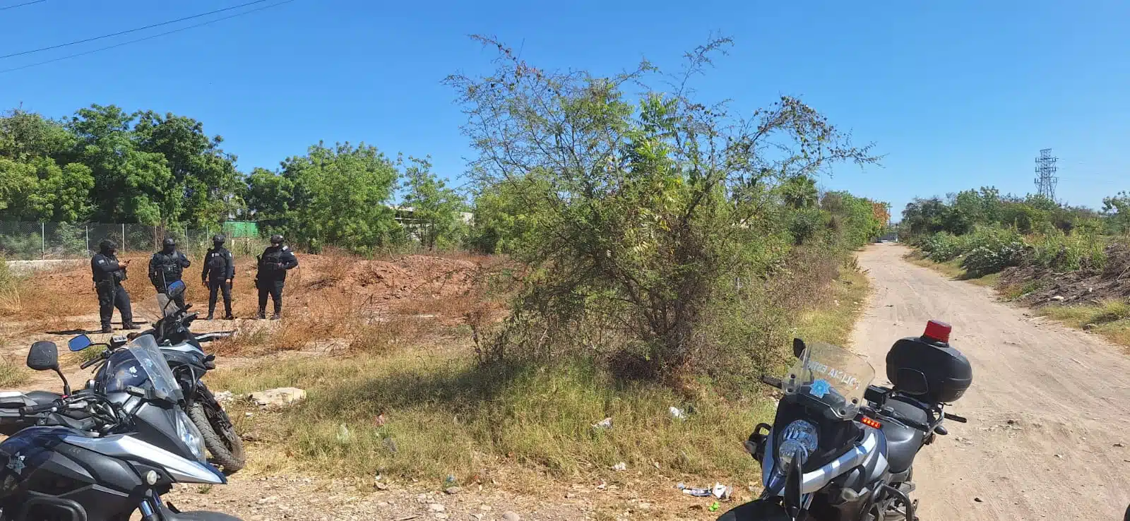 Policías Municipales en camino de terracería