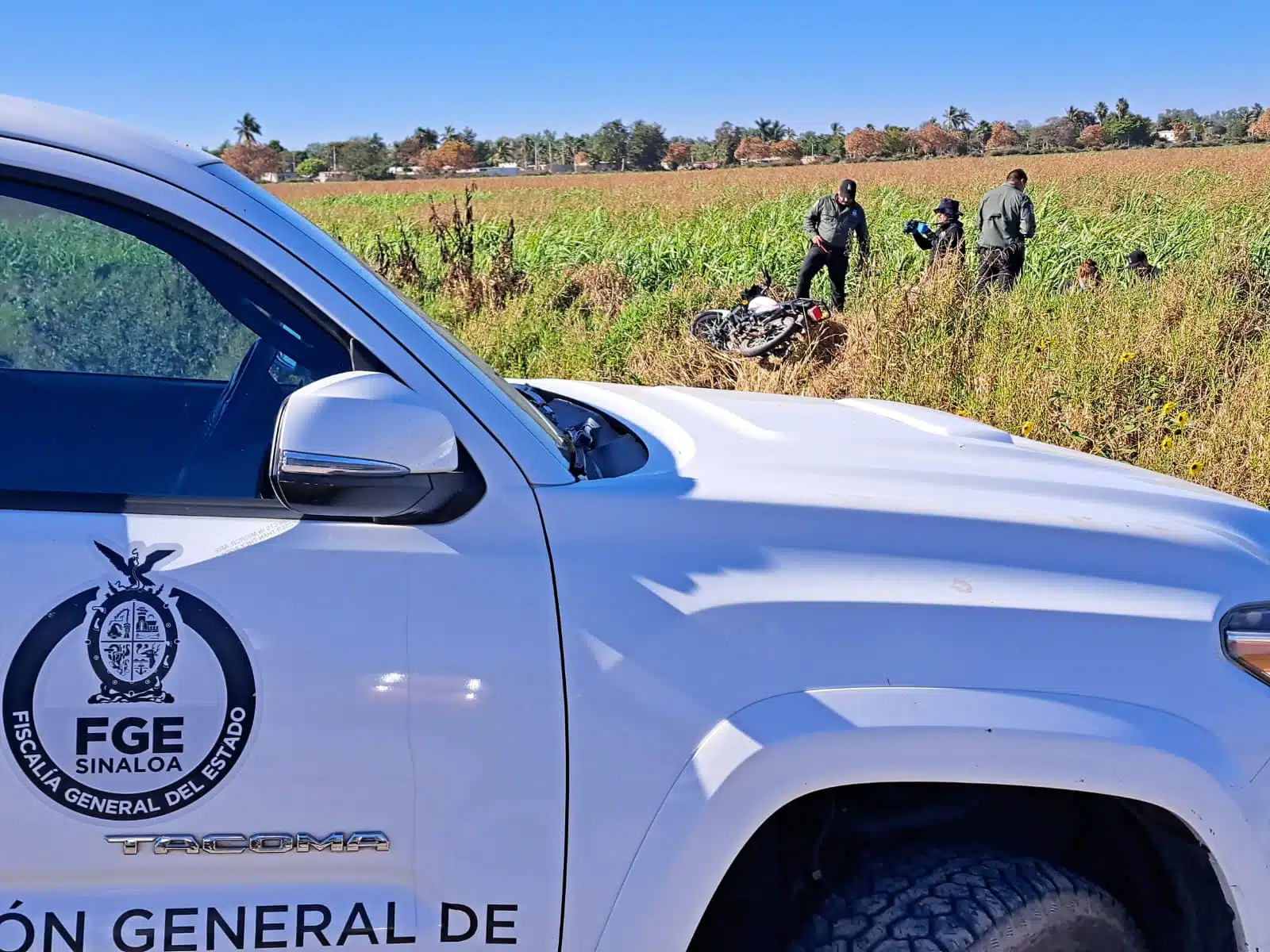 Policías de Investigación en zona de accidente en Culiacán