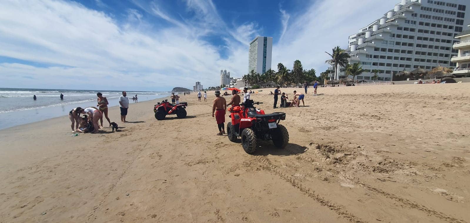 Policía Acuática en tierra firme tras el rescate de dos turistas
