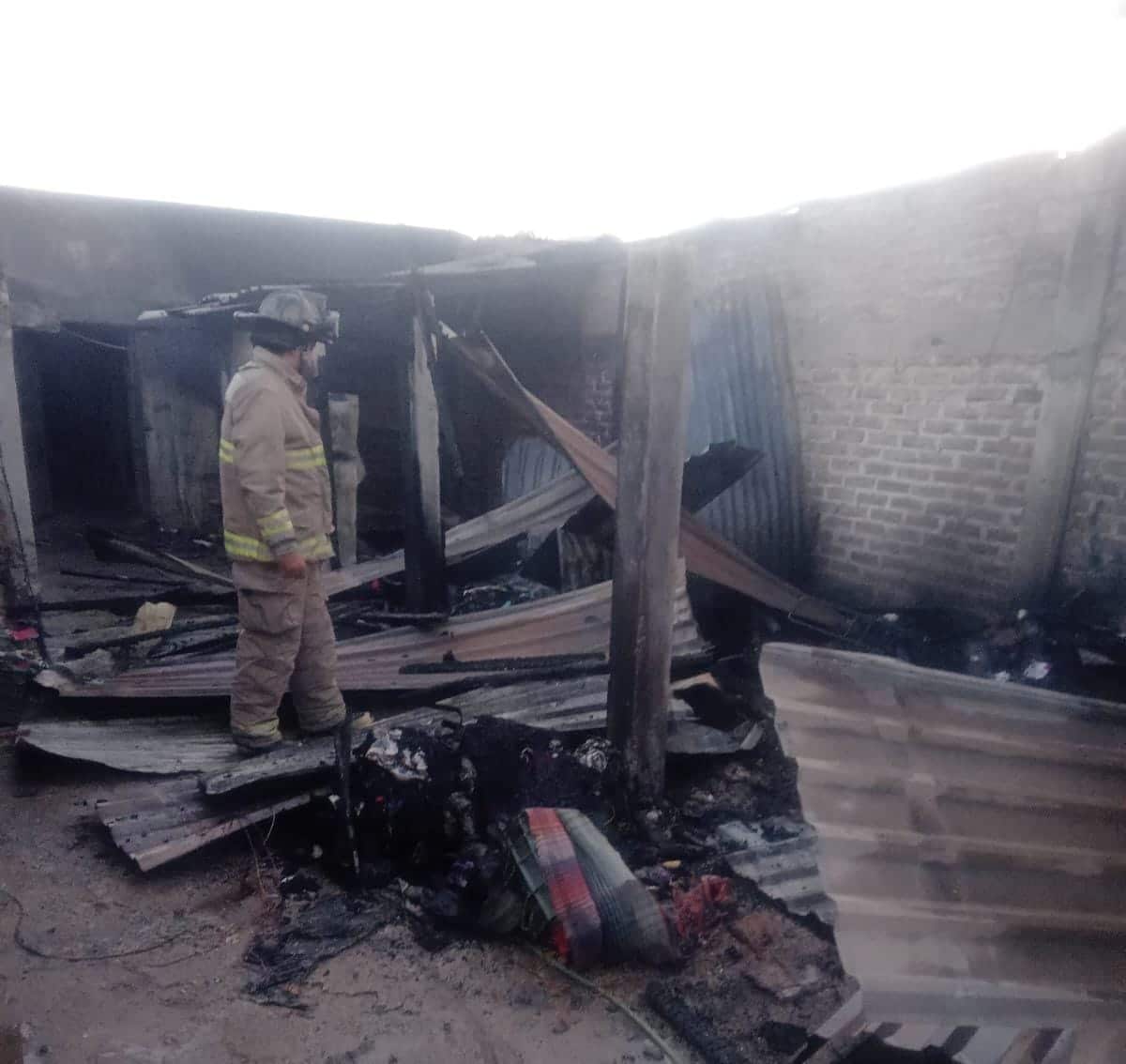 Bomberos en restos de cuarterías de Ruíz Cortinez