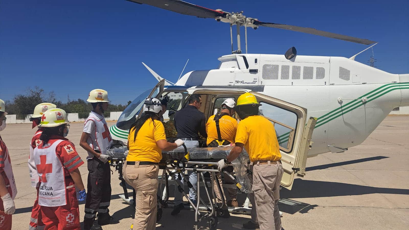 Paramédicos trasladan a lesionado
