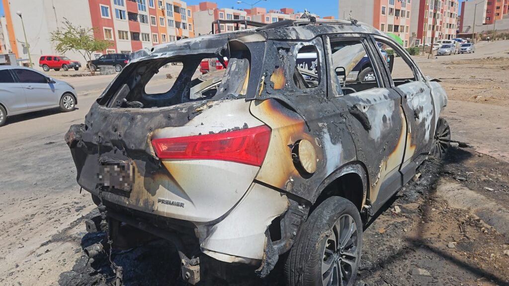 Vehículos tras choque e incendio en Culiacán