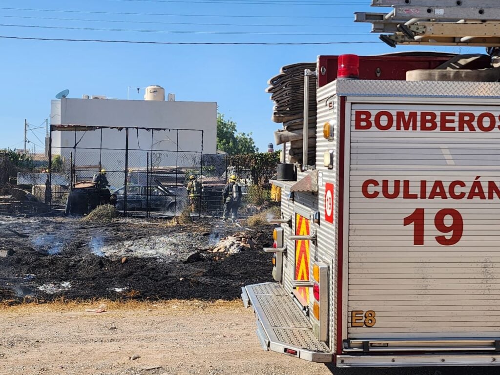 Bomberos de Culiacán en zona donde ocurrió incendio