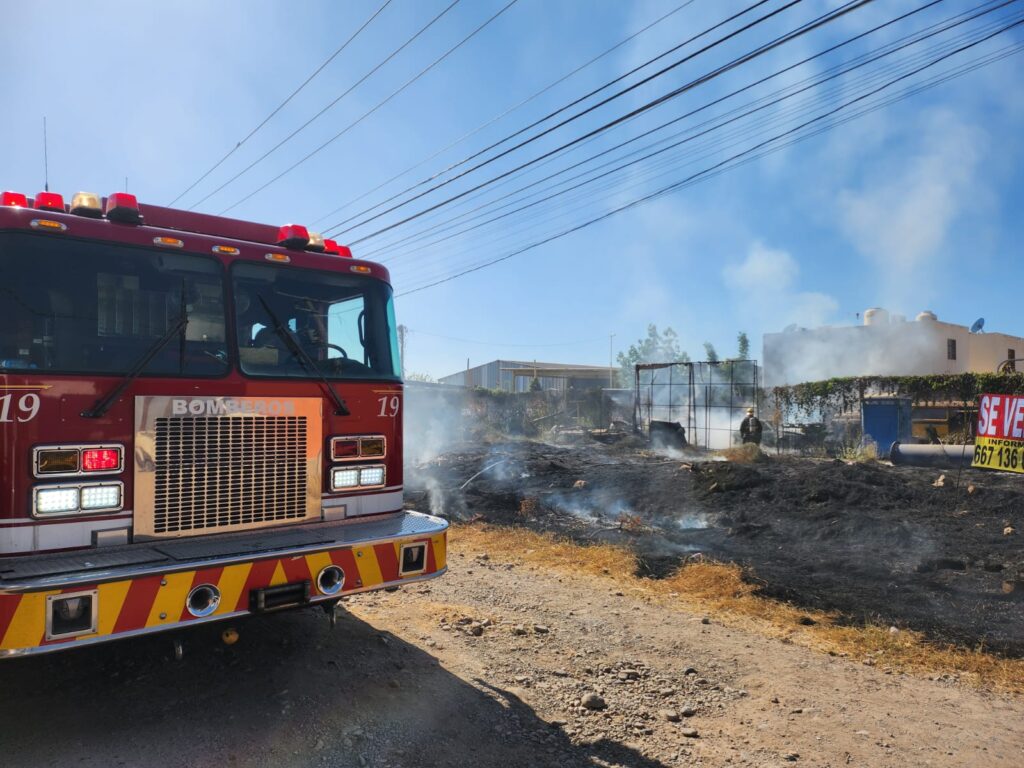 Bomberos de Culiacán en zona donde ocurrió incendio