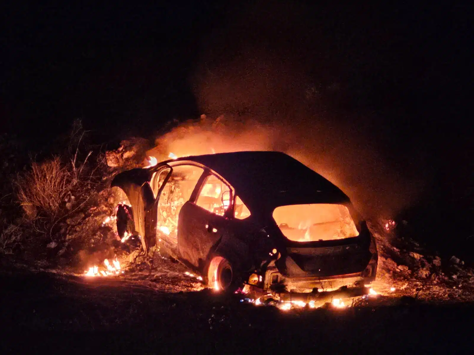Automóvil en llamas en Mazatlán