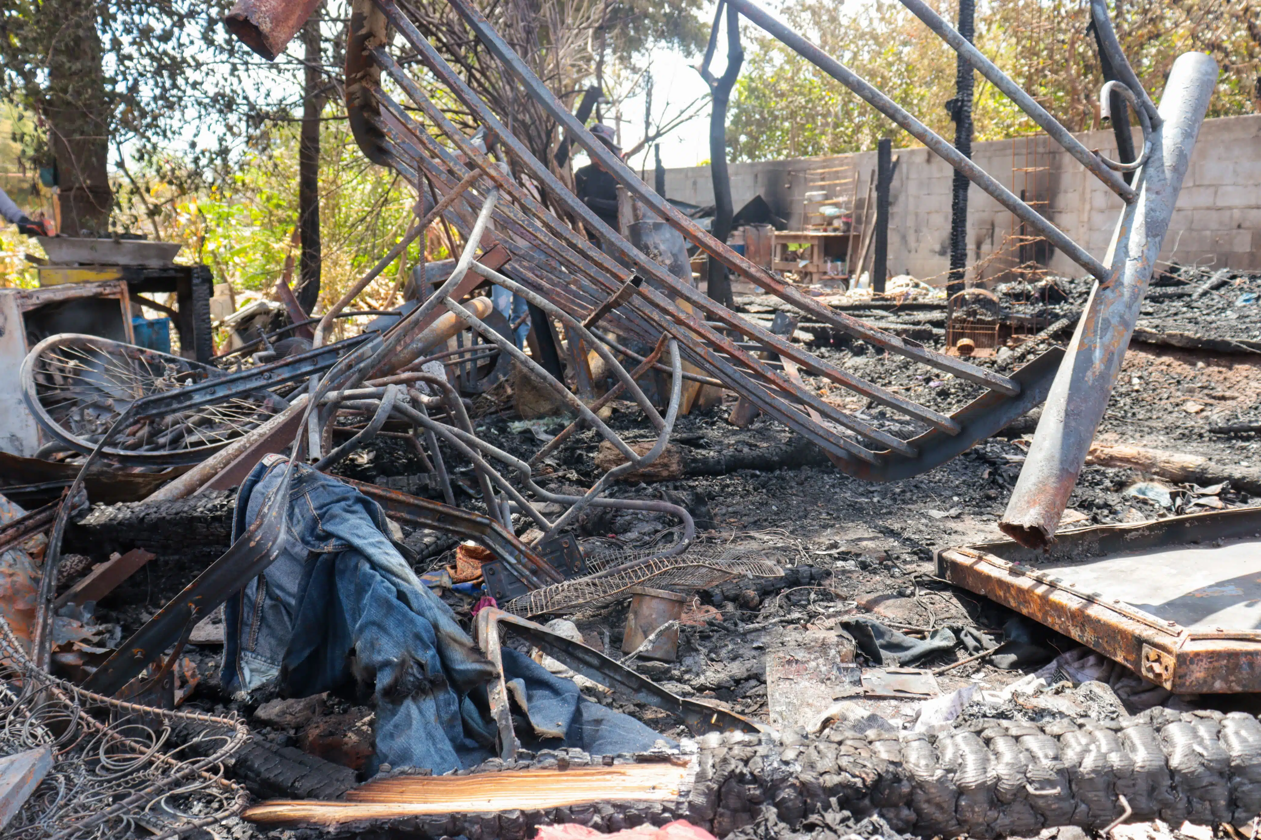 Restos de casa incendiada en El Fuerte
