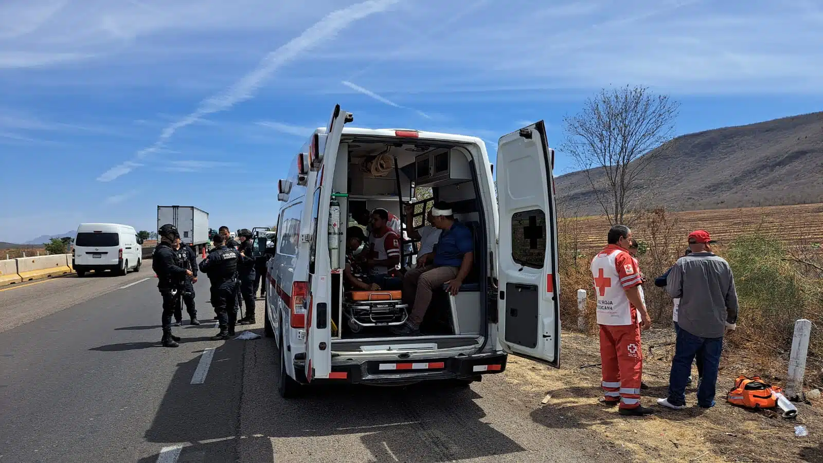 Personas auxiliados por paramédicos de Cruz Roja Mexicana.en el camionazo en Angostura