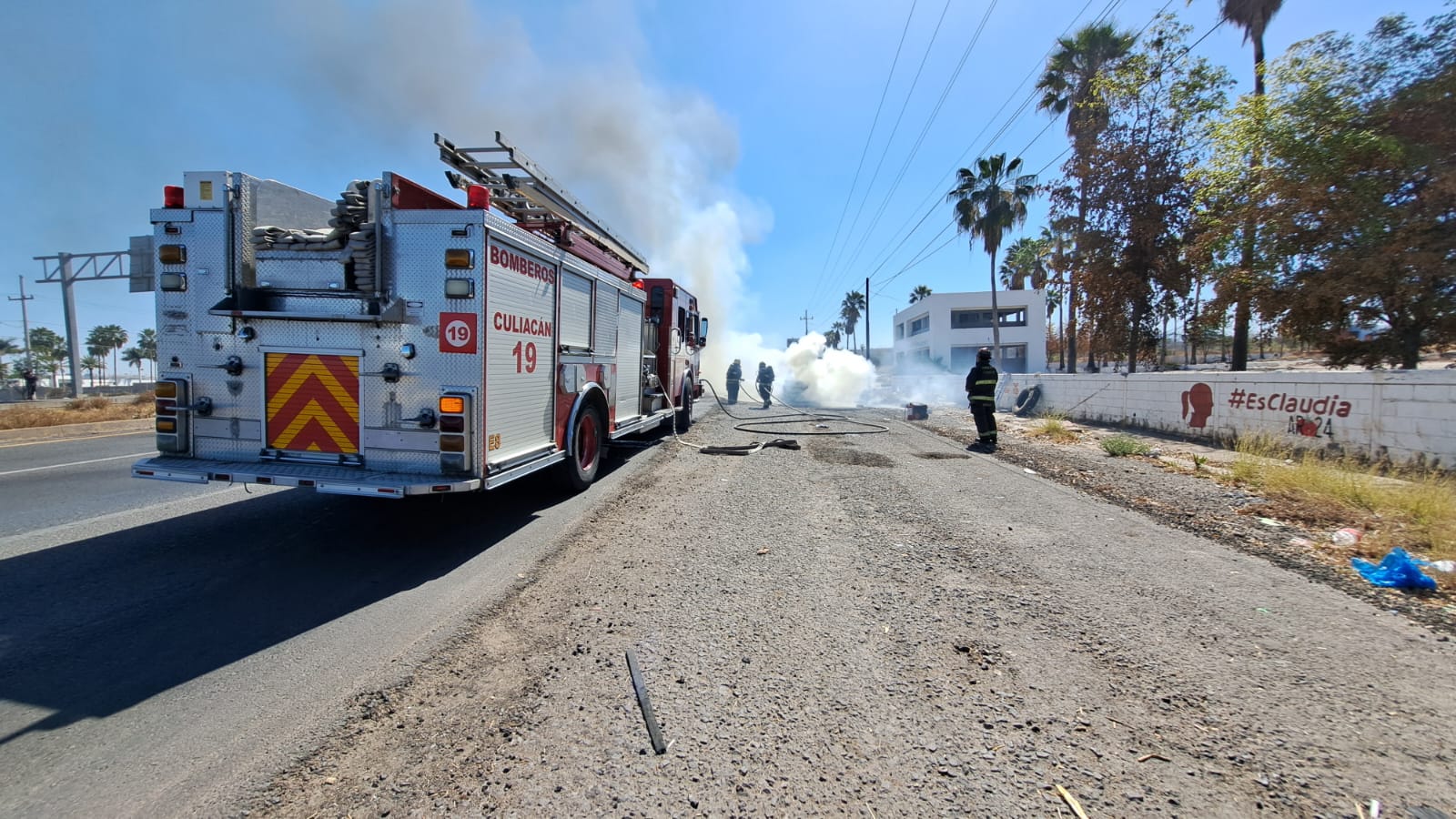 Elementos de Bomberos en el lugar del incendio.