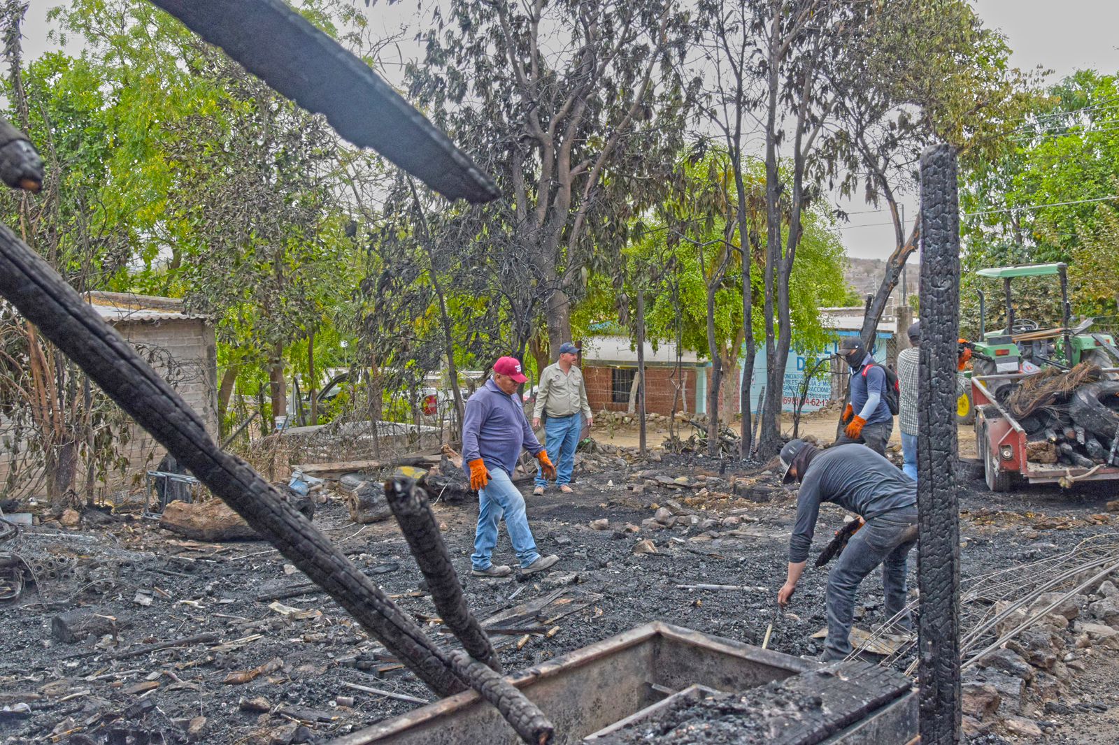 Autoridades del Ayuntamiento de El Fuerte, apoya con maquinaria para remover todo el material de madera que se incendió.
