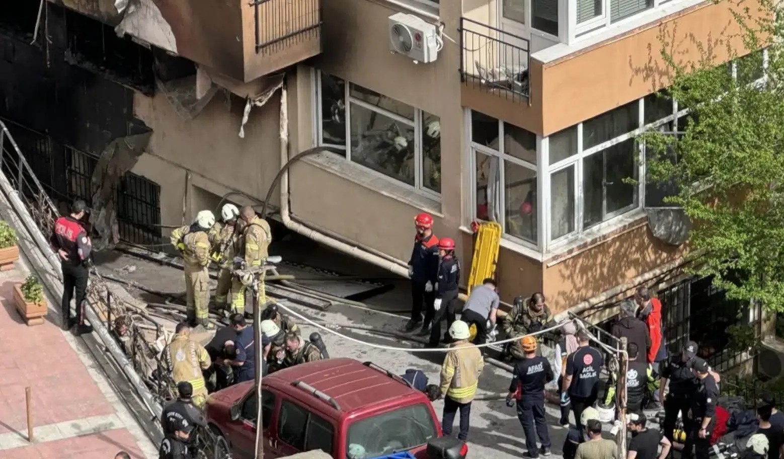 Bomberos en la zona del incidente en Estambul