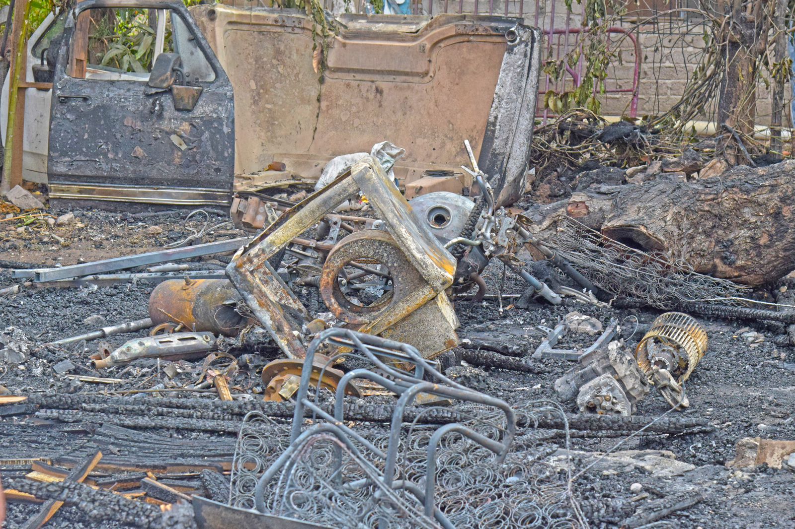 Autoridades del Ayuntamiento de El Fuerte, apoya con maquinaria para remover todo el material de madera que se incendió.