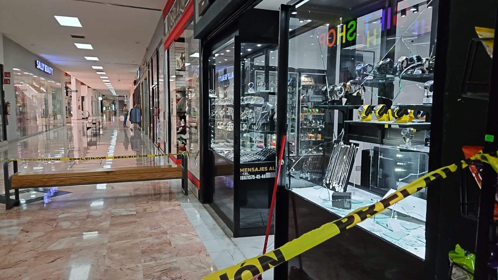 Cinta amarilla delimitando el área de Joyería asaltada en Culiacán.