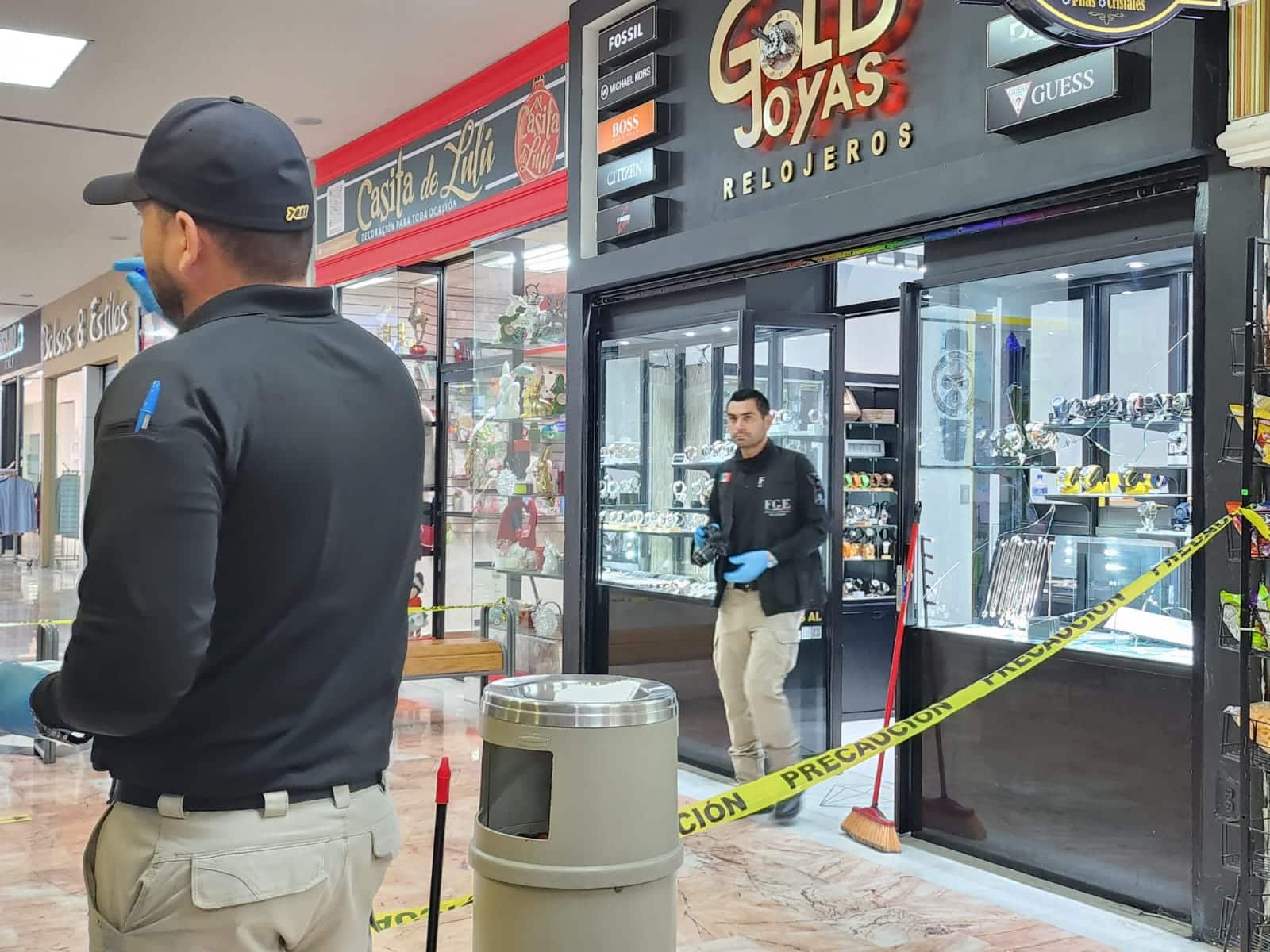 Cinta amarilla delimitando el área de Joyería asaltada en Culiacán.