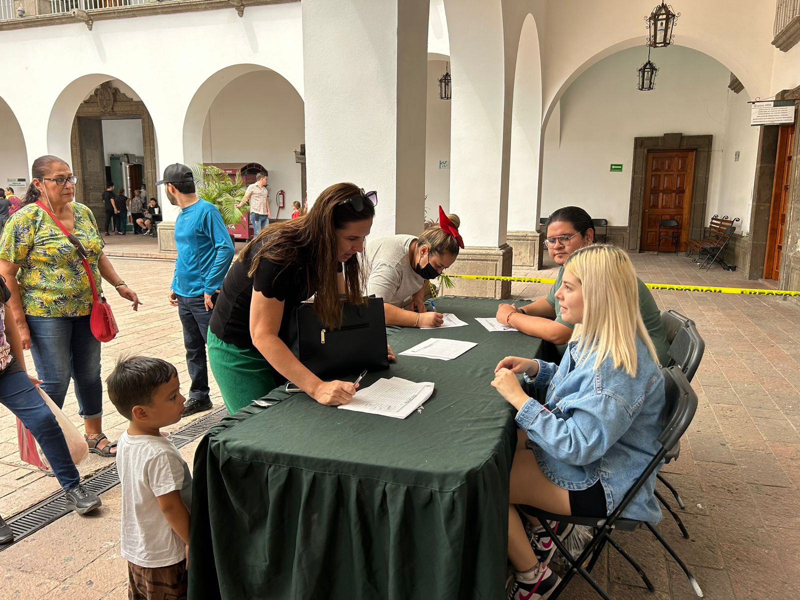 Largas filas en el patio del ayuntamiento de Culiacán