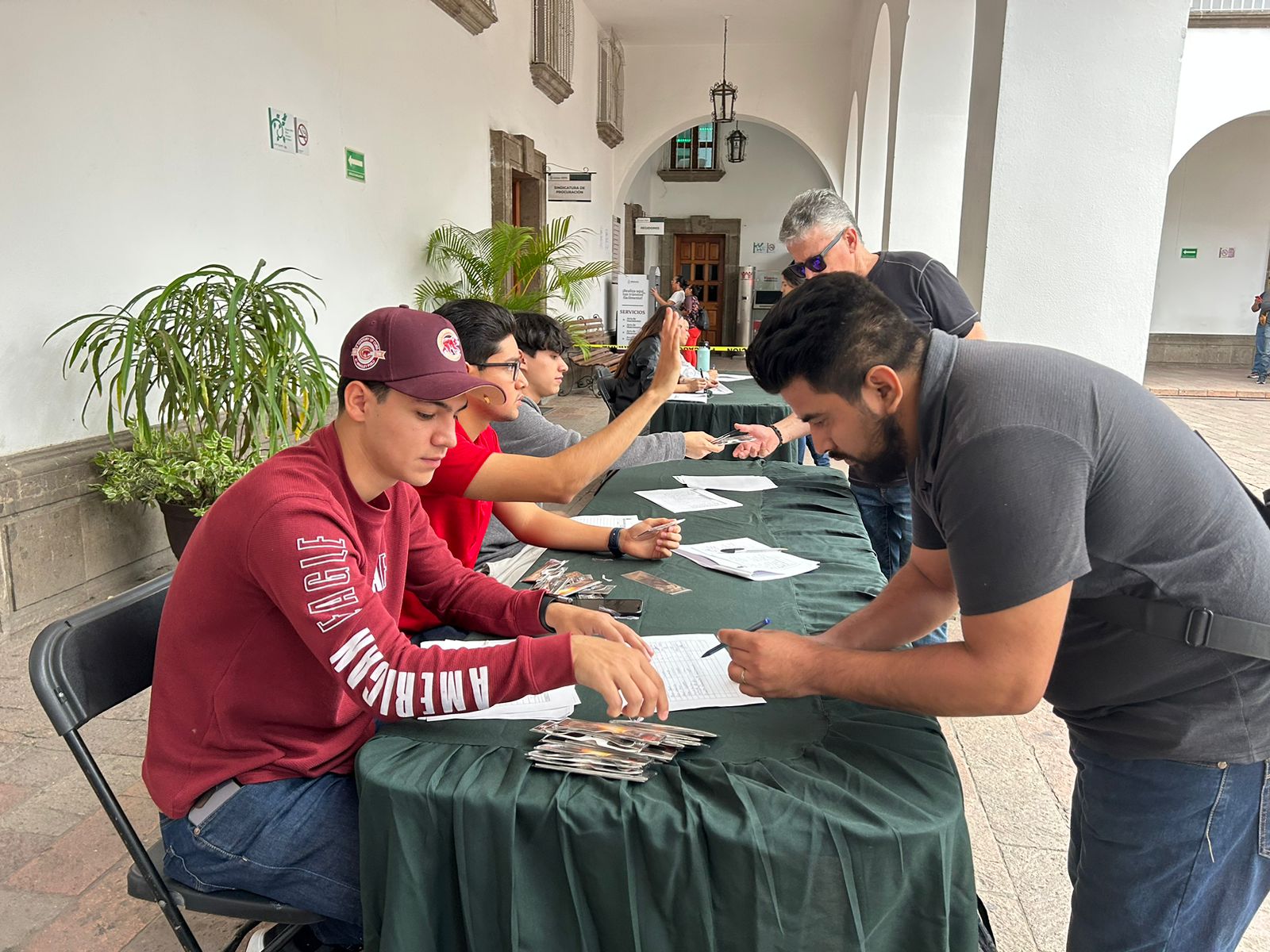 Largas filas en el patio del ayuntamiento de Culiacán