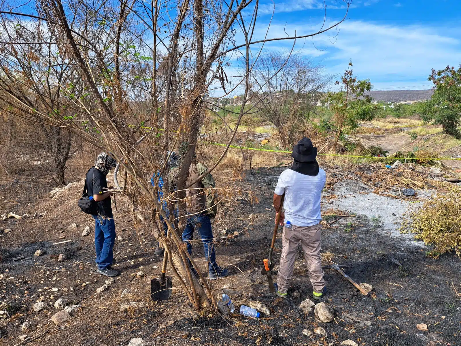Rastreadoras hallan cuerpo semienterrado en Culiacán.