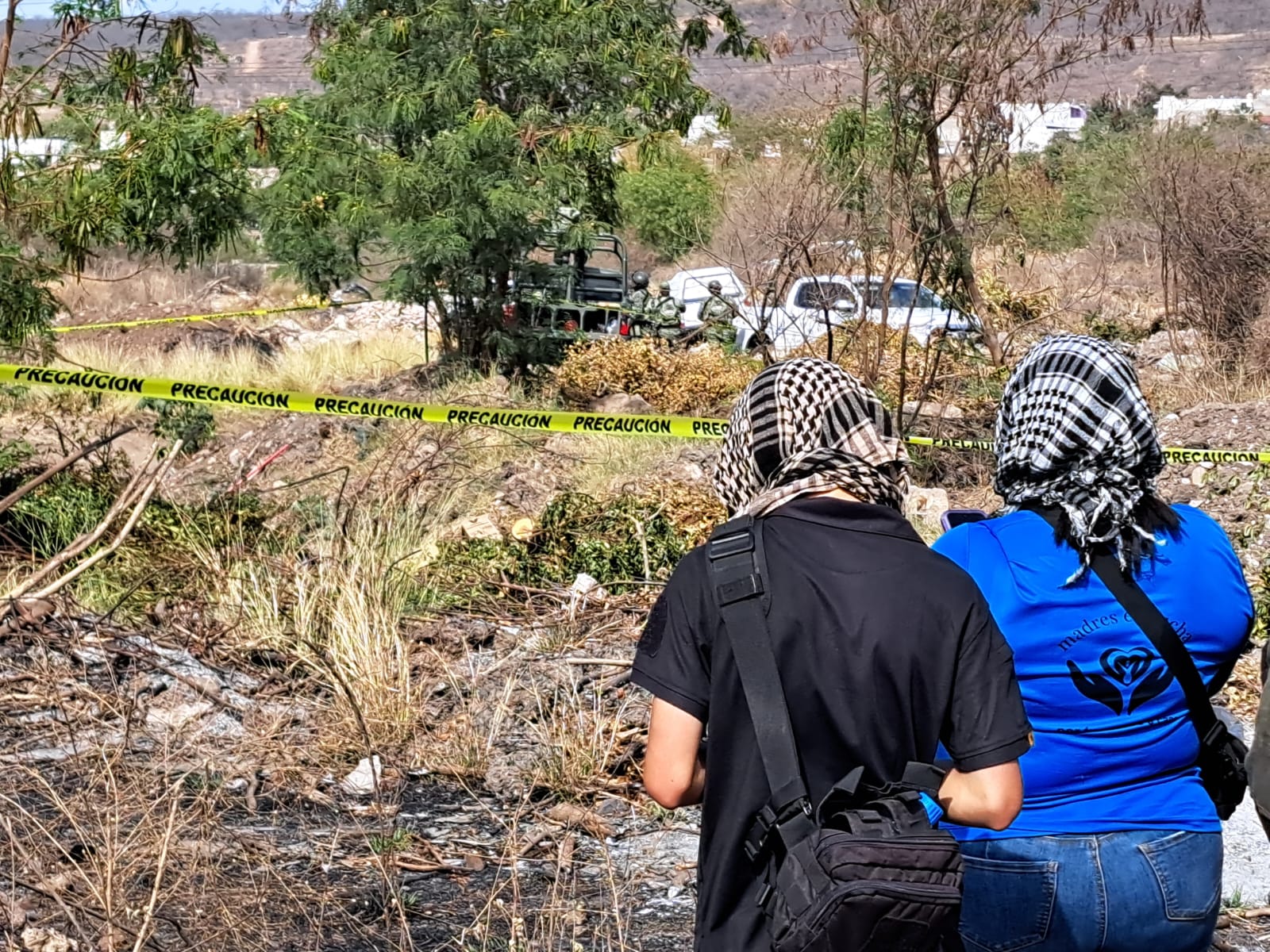 Rastreadoras hallan cuerpo semienterrado en Culiacán.