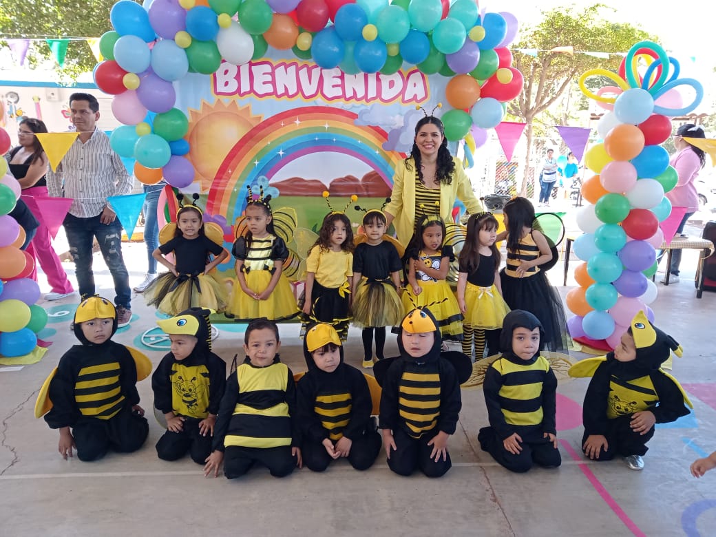 Educadora con sus alumnos en el día de la primavera