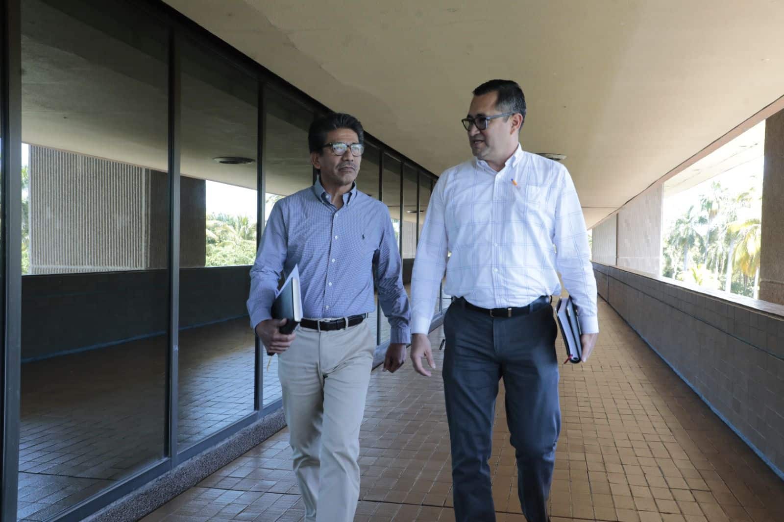 Martín Ahumada Quintero con un hombre