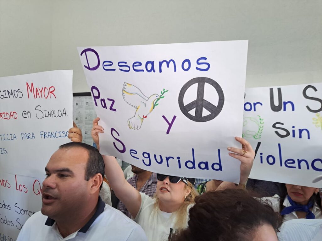 Manifestación con pancartas por la desaparición de candidato del PAS