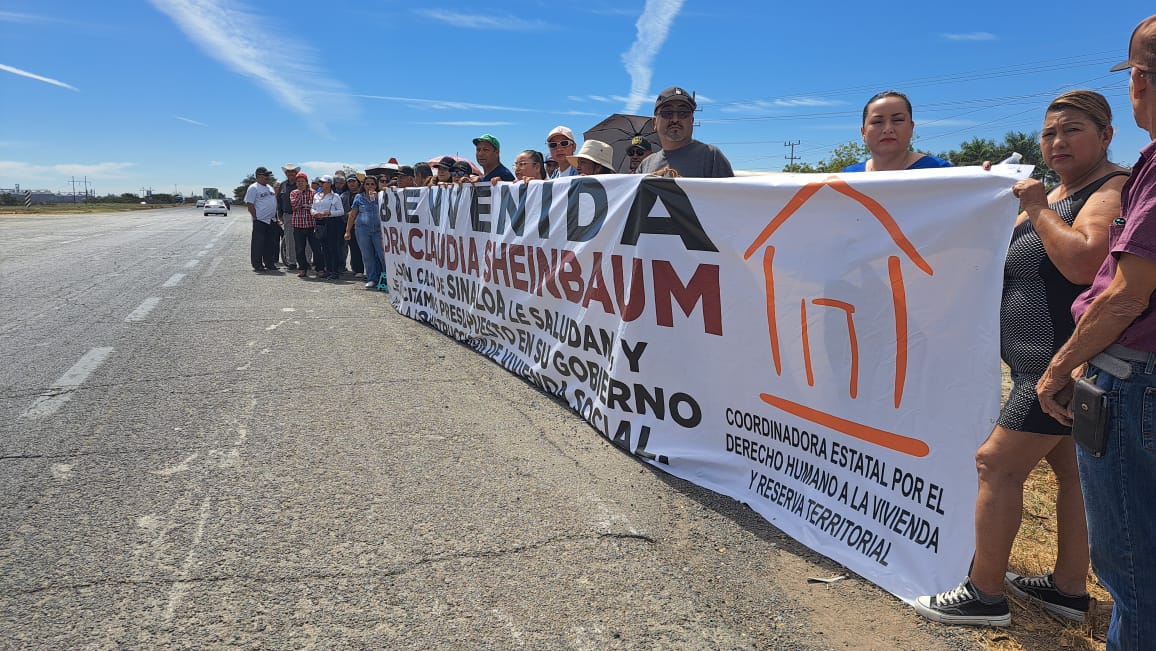 manifestantes con pancarta en carretera