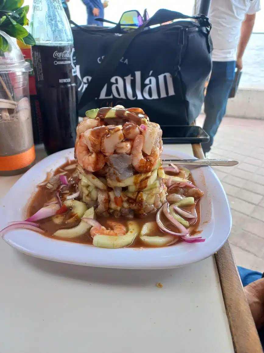 Platillo de mariscos en restaurante.