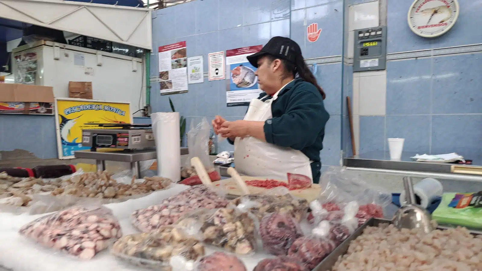 Mujer atendiendo comercio de mercado