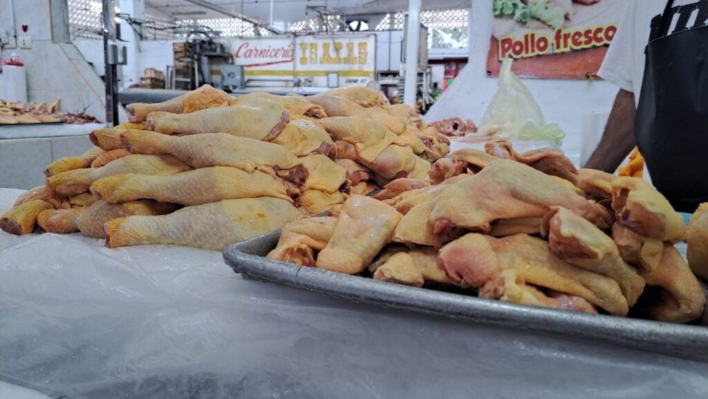 Piezas de pollo en bandeja